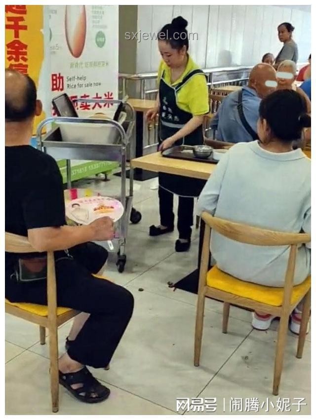 門店回應老人蹭空調解決方案