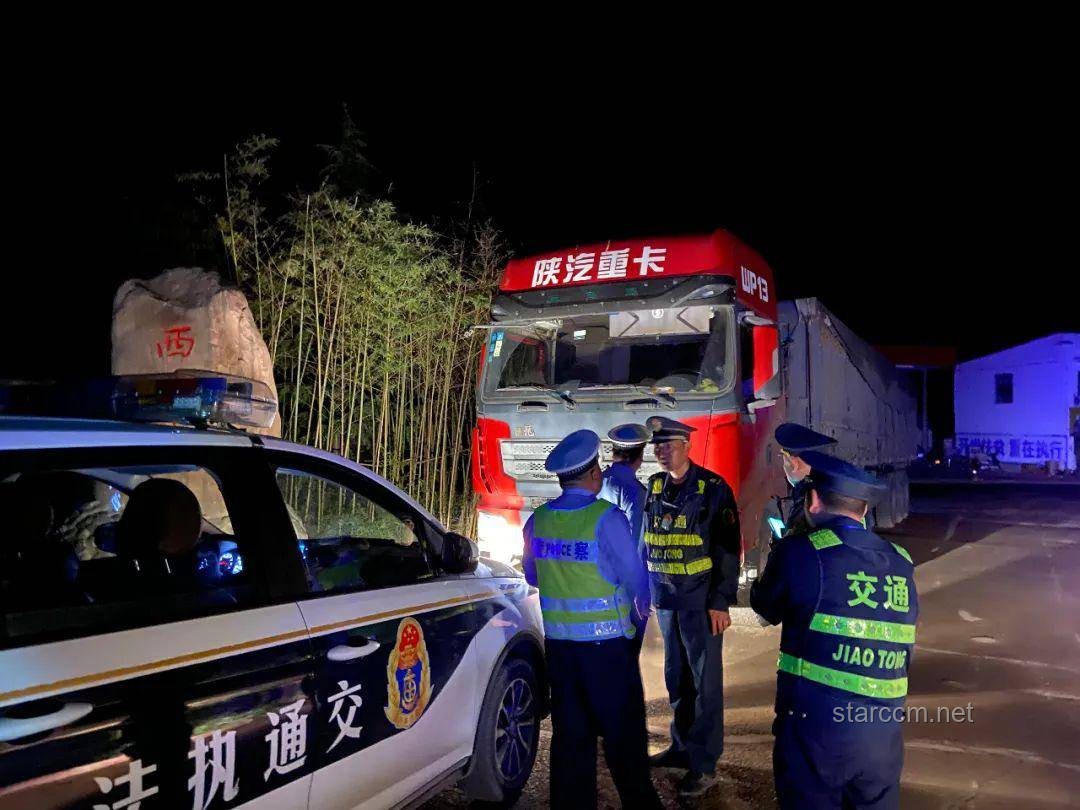交警嚴打“百噸王”：道路運輸安全保衛戰