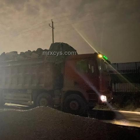 交警嚴打“百噸王”：交通安全與超限治理的深度剖析