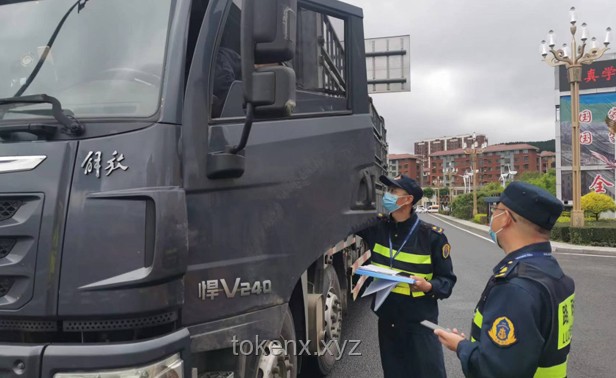 交警與“百噸王”：交通管理與超限治理的對比分析