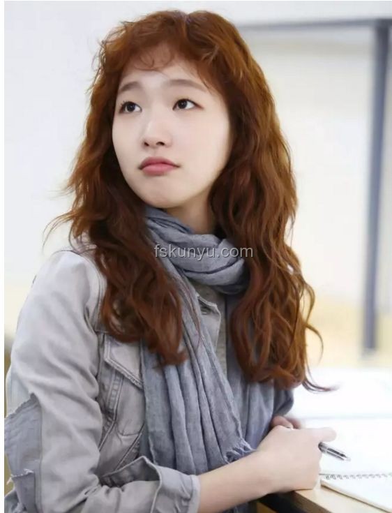 燙羊毛卷的馬思純，37歲再現巔峰美