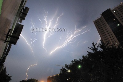 大連一夜閃電7694次：高頻雷電現(xiàn)象解析及影響探討