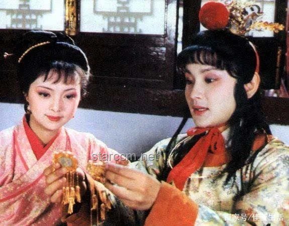 薛寶釵看通靈寶玉：有心之舉還是突發奇想？