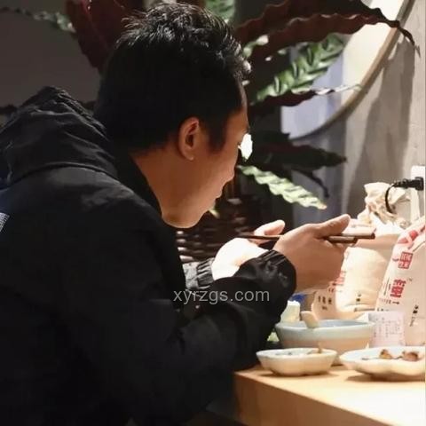29歲女演員的跨界挑戰：餐廳服務員生涯感悟