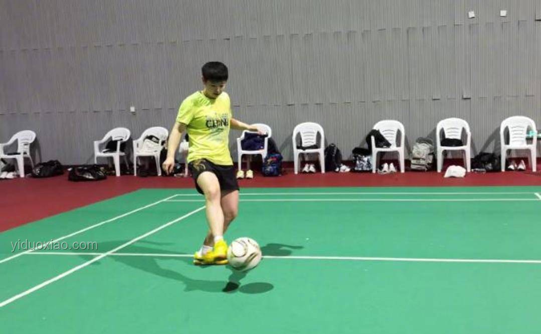 亞馬爾趣談：跨界教孫穎莎踢足球
