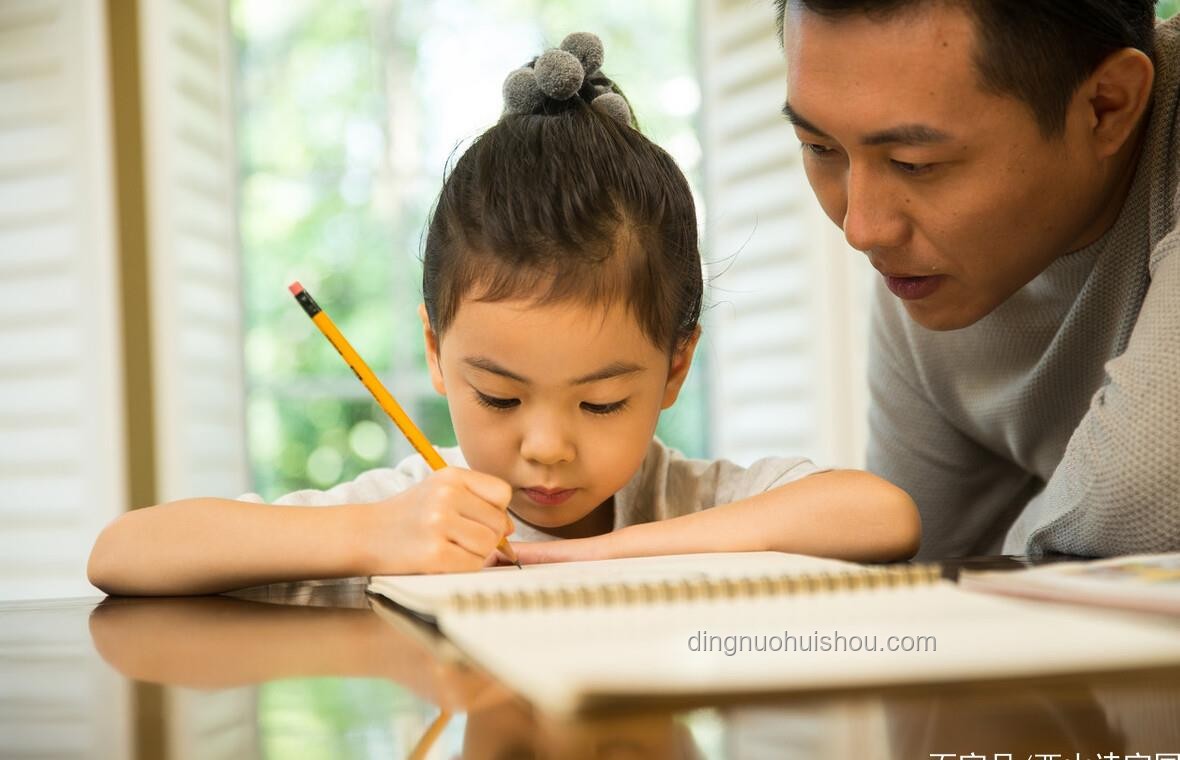 抑郁癥少年面對批評的孤獨：如何與孩子“站在一起”