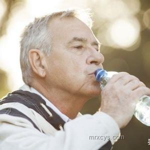 腎衰風險上升，醫生警示：夏日飲水需謹慎